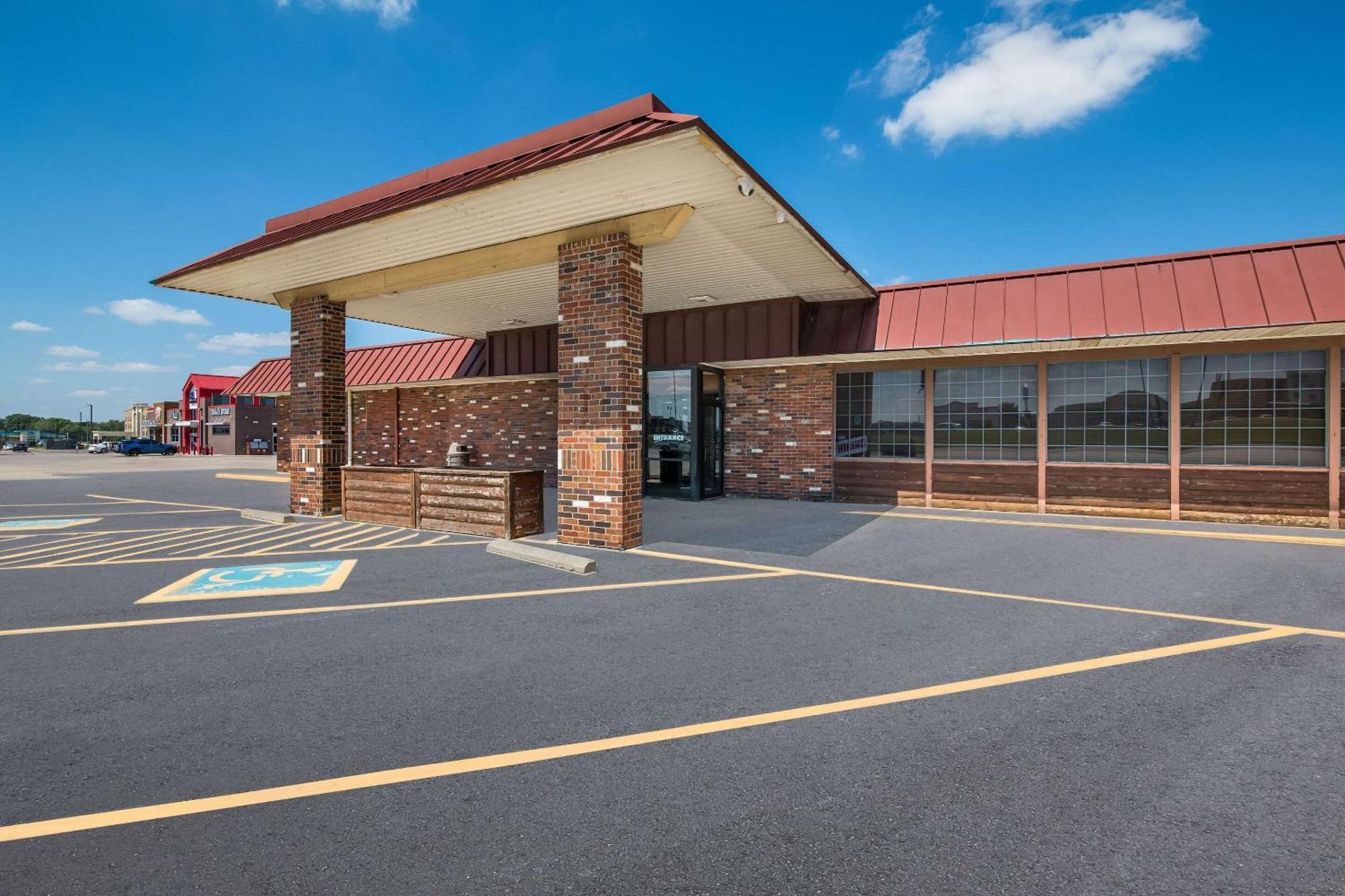 Rodeway Inn McPherson Exterior foto